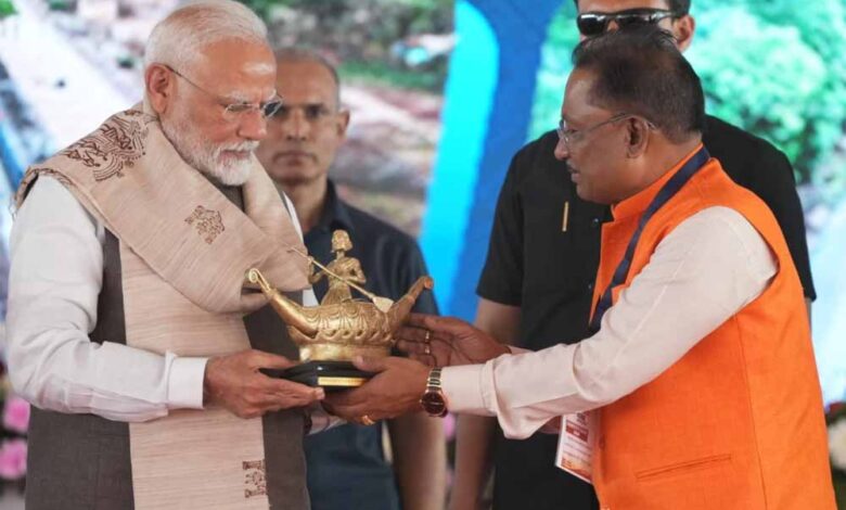 मुख्यमंत्री साय ने प्रधानमंत्री मोदी को भेंट किया बिलासा देवी केवट का मोमेंटो