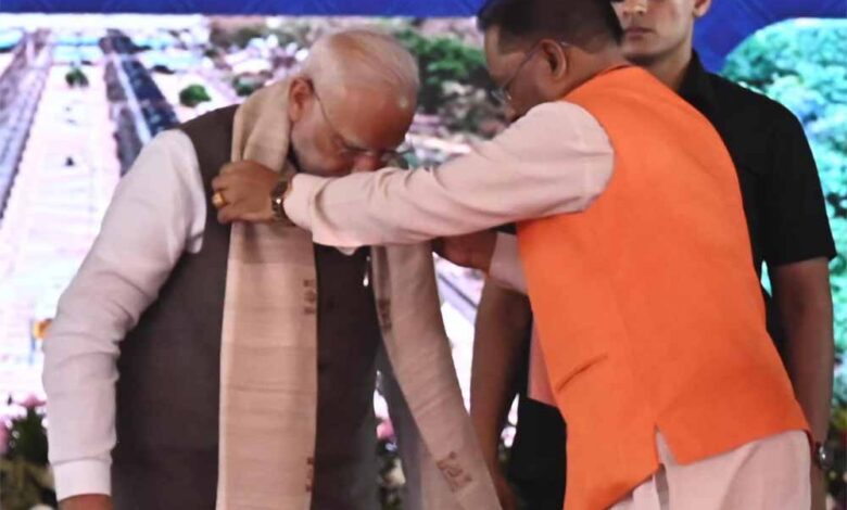 छत्तीसगढ़ की बुनाई, संस्कृति और जीवंत परंपराओं का प्रतीक, प्रधानमंत्री मोदी को भेंट किया गया कोसा सिल्क से बना हस्तनिर्मित शॉल छत्तीसगढ़ की बुनाई, संस्कृति और जीवंत परंपराओं का प्रतीक, प्रधानमंत्री मोदी को भेंट किया गया कोसा सिल्क से बना हस्तनिर्मित शॉल