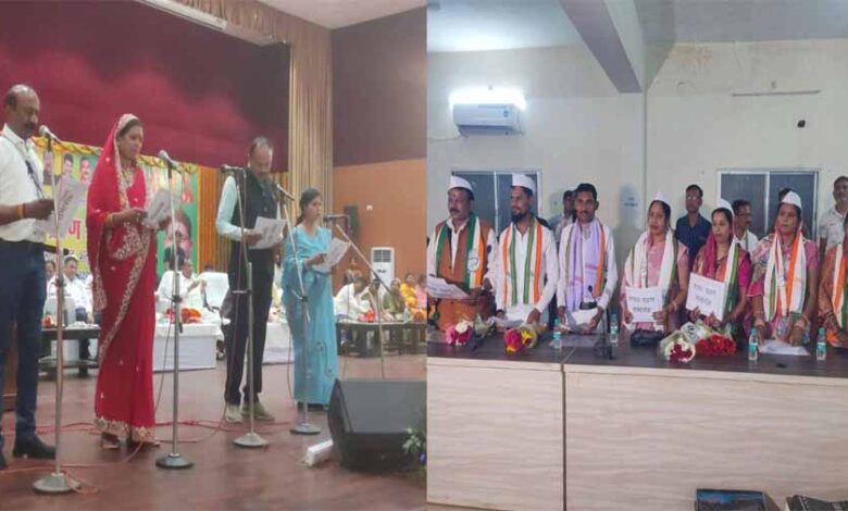 बलौदाबाजार नगर में भारी गहमा-गहमी के बाद भाजपा और कांग्रेस ने अलग-अलग स्थानों पर ली शपथ बलौदाबाजार नगर में भारी गहमा-गहमी के बाद भाजपा और कांग्रेस ने अलग-अलग स्थानों पर ली शपथ
