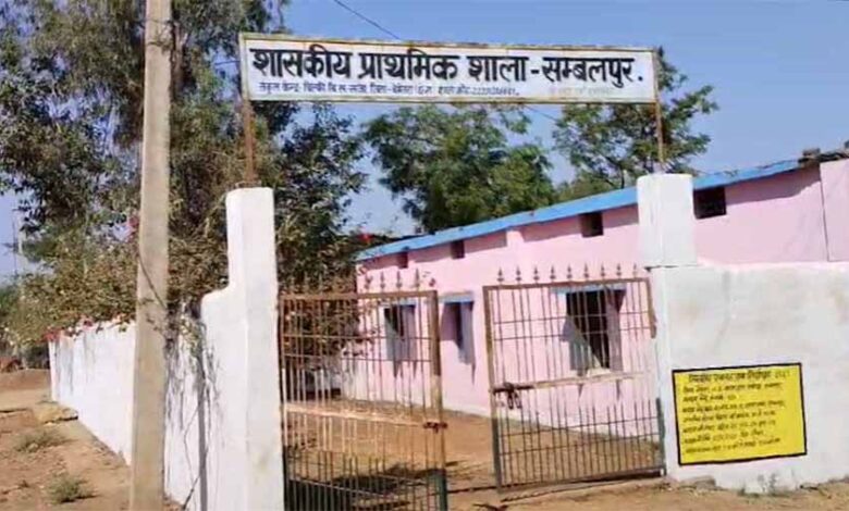 केवल हाजिरी लगाने के लिए आते हैं प्रधान पाठक, बच्चों के भविष्य के साथ हो रहा खिलवाड़ केवल हाजिरी लगाने के लिए आते हैं प्रधान पाठक, बच्चों के भविष्य के साथ हो रहा खिलवाड़