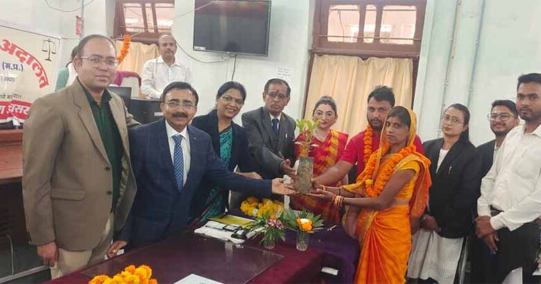 आपसी समझौते के साथ पति-पत्नी हुए एक साथ आपसी समझौते के साथ पति-पत्नी हुए एक साथ