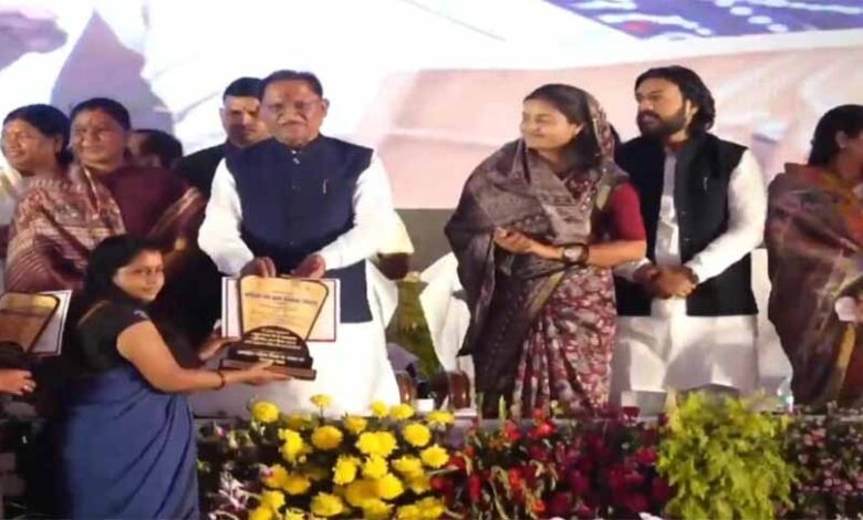मुख्यमंत्री साय ने उत्कृष्ट कार्य पर राम कुमारी चौहान का किया सम्मान मुख्यमंत्री साय ने उत्कृष्ट कार्य पर राम कुमारी चौहान का किया सम्मान