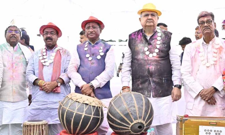 होली मिलन समारोह में विधानसभा परिसर हुआ रंग-गुलाल से सराबोर होली मिलन समारोह में विधानसभा परिसर हुआ रंग-गुलाल से सराबोर
