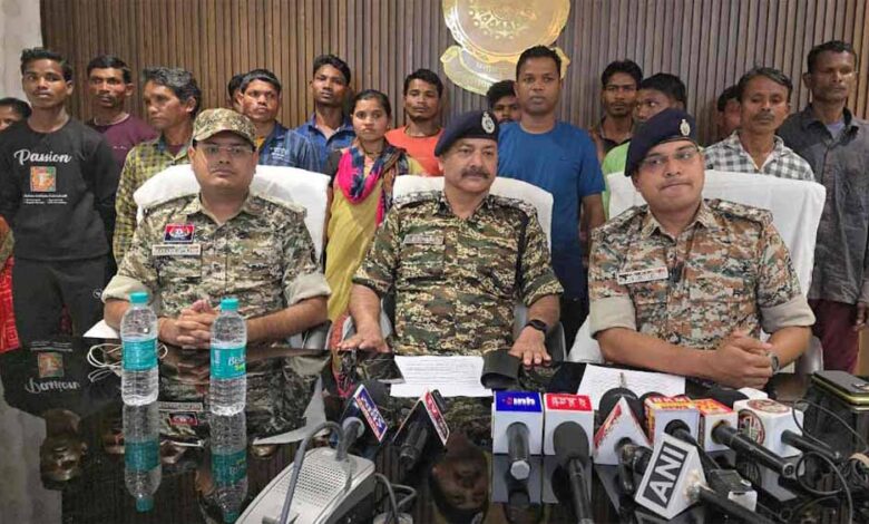 नक्सल नीति को बड़ी मिली सफलता, गंगालूर एरिया कमेटी DVCM दिनेश मोडियाम सहित 17 नक्सलियों ने किया आत्मसमर्पण नक्सल नीति को बड़ी मिली सफलता, गंगालूर एरिया कमेटी DVCM दिनेश मोडियाम सहित 17 नक्सलियों ने किया आत्मसमर्पण