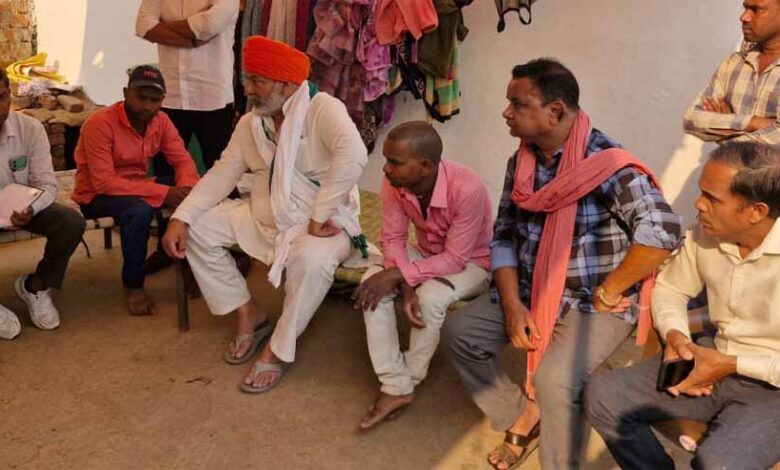 किसान नेता राकेश टिकैत पहुंचे महासमुंद, आत्महत्या करने वाले किसान के परिजनों से मिले