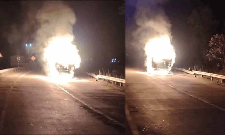 कोरबा में भीषण सड़क हादसा: ट्रक और बाइक में जबरदस्त भिड़ंत, दोनों वाहनों में लगी आग कोरबा में भीषण सड़क हादसा: ट्रक और बाइक में जबरदस्त भिड़ंत, दोनों वाहनों में लगी आग