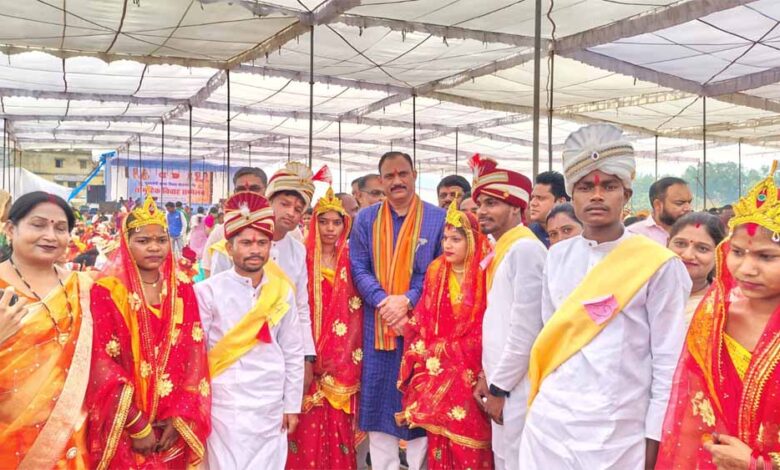 चिरमिरी में मुख्यमंत्री कन्या विवाह योजना के तहत 138 जोड़ों का भव्य सामूहिक विवाह सम्पन्न चिरमिरी में मुख्यमंत्री कन्या विवाह योजना के तहत 138 जोड़ों का भव्य सामूहिक विवाह सम्पन्न