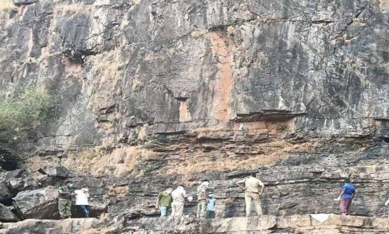 शिशुपाल पर्वत के वाटरफॉल में मिली युवती लाश