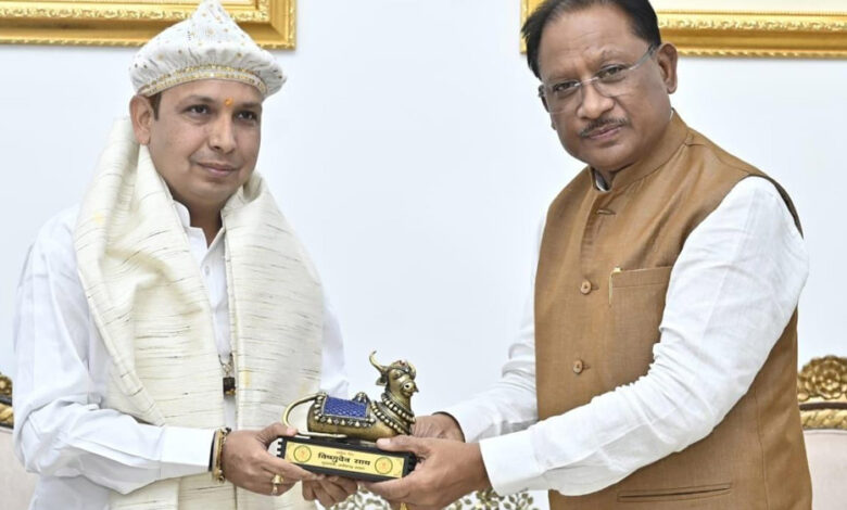 रायपुर : मुख्यमंत्री श्री विष्णु देव साय से पूज्य संत श्री लालदास साहेब ने की सौजन्य भेंट रायपुर : मुख्यमंत्री श्री विष्णु देव साय से पूज्य संत श्री लालदास साहेब ने की सौजन्य भेंट