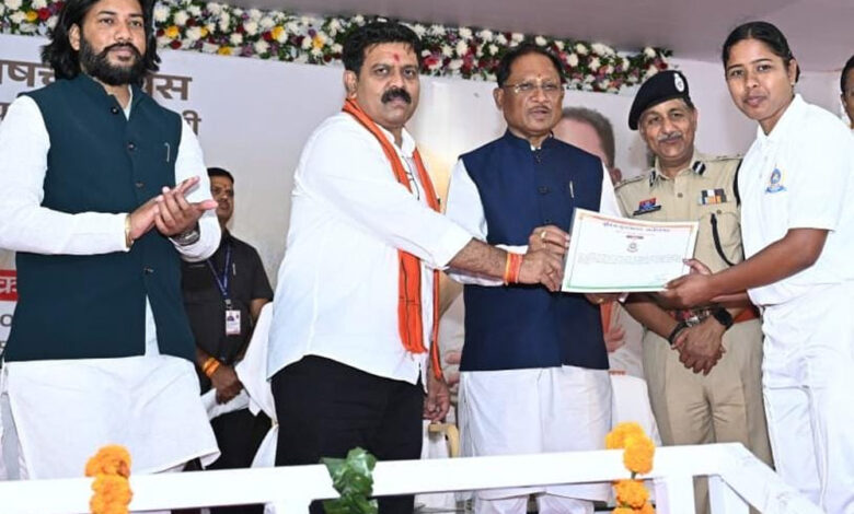 रायपुर : मुख्यमंत्री विष्णुदेव साय ने उप निरीक्षक संवर्ग में चयनित अभ्यर्थियों को प्रदान किया नियुक्ति पत्र