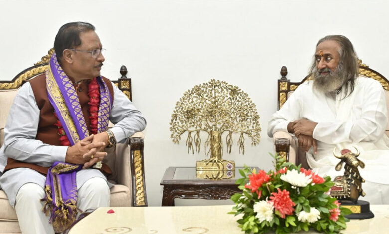 रायपुर : मुख्यमंत्री विष्णुदेव साय ने आध्यात्मिक गुरु रविशंकर से लिया आशीर्वाद