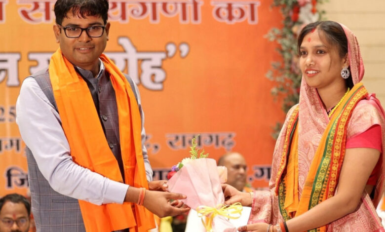 रायपुर : रायगढ़ को विकास की राह पर आगे ले जाने के लिए निरंतर कार्य करेंगे : वित्त मंत्री श्री ओ.पी. चौधरी रायपुर : रायगढ़ को विकास की राह पर आगे ले जाने के लिए निरंतर कार्य करेंगे : वित्त मंत्री श्री ओ.पी. चौधरी