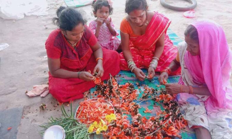 नक्सलियों ने जिन महिलाओं के जीवन को किया बेरंग, वही महिलाएं हर्बल गुलाल बनाकर लोगेां के जीवन में ला रही खुशहाली नक्सलियों ने जिन महिलाओं के जीवन को किया बेरंग, वही महिलाएं हर्बल गुलाल बनाकर लोगेां के जीवन में ला रही खुशहाली