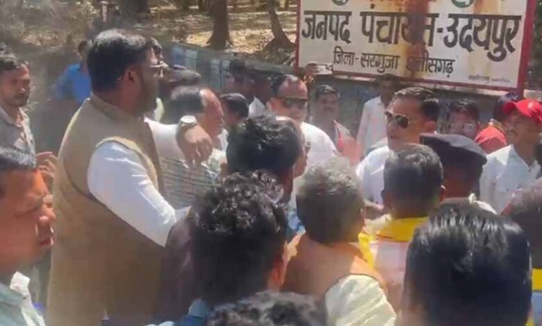 जनपद पंचायत अध्यक्ष-उपाध्यक्ष चुनाव में समर्थकों के बीच जमकर धक्का-मुक्की और गाली-गलौज