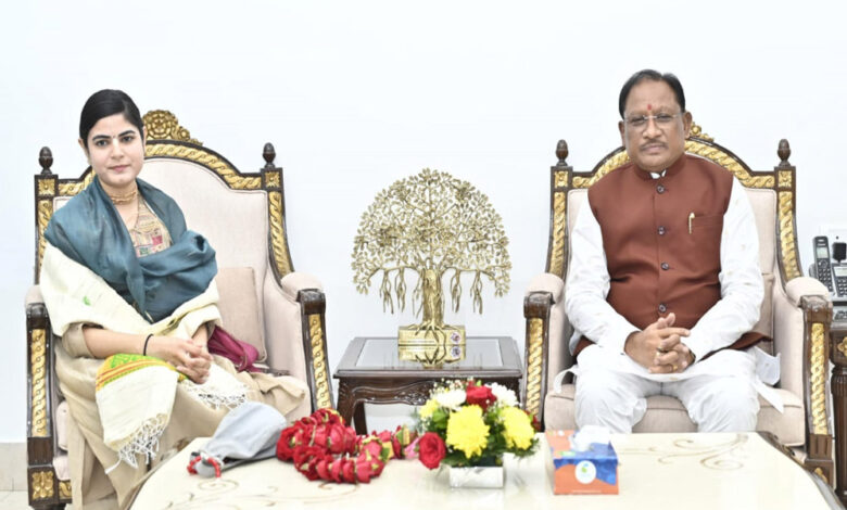 मुख्यमंत्री विष्णु देव साय से प्रसिद्ध कथावाचक देवी चित्रलेखा की सौजन्य भेंट मुख्यमंत्री विष्णु देव साय से प्रसिद्ध कथावाचक देवी चित्रलेखा की सौजन्य भेंट