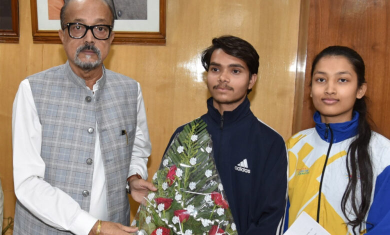 राज्यपाल डेका ने विश्व योग प्रतियोगिता के लिए चयनित प्रतिभागियों को 25-25 हजार रूपए की सहायता राशि दी
