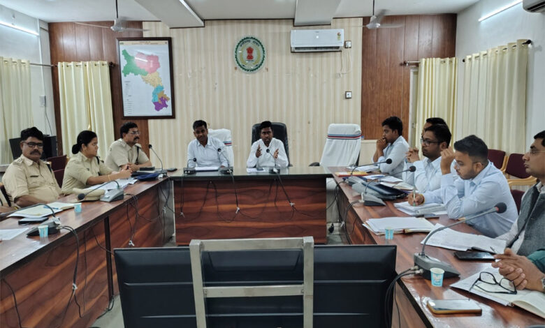 जिले में कानून व्यवस्था होगी सख्ती, अवैध गतिविधियों पर कड़ी कार्रवाई करने के लिए दिए गए निर्देश