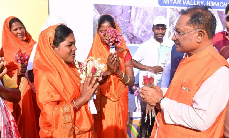 रायपुर : जशपुर की छवि को राष्ट्रीय पर्यटन पटल पर उकेरने मुख्यमंत्री साय की पहल: तीन प्रमुख पर्यटन सर्किटों का हुआ लोकार्पण रायपुर : जशपुर की छवि को राष्ट्रीय पर्यटन पटल पर उकेरने मुख्यमंत्री साय की पहल: तीन प्रमुख पर्यटन सर्किटों का हुआ लोकार्पण