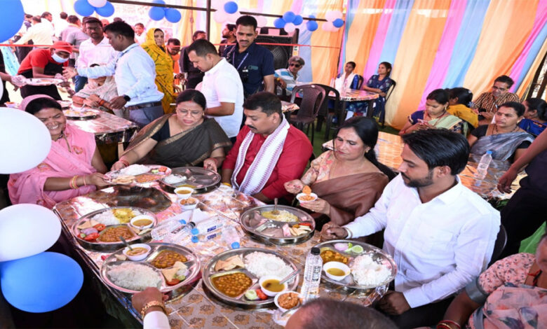 रायपुर : श्रमिकों के लिए तीसरे श्रम अन्न केंद्र का हुआ शुभारंभ, मात्र 5 रुपए में मिलेगा भरपेट पौष्टिक भोजन रायपुर : श्रमिकों के लिए तीसरे श्रम अन्न केंद्र का हुआ शुभारंभ, मात्र 5 रुपए में मिलेगा भरपेट पौष्टिक भोजन