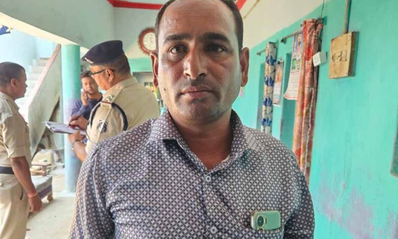 एसपी का क्लर्क निकला डकैत, 6 लाख की डकैती