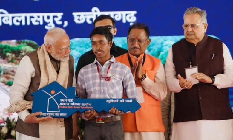 रायपुर : ‘पक्का मकान बन गया है?’ – प्रधानमंत्री नरेंद्र मोदी के सवाल पर मुस्कराए दल्लु राम बैगा, कहा – हां, बन गया है