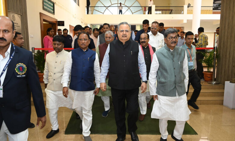 राज्यपाल के अभिभाषण से शुरू हुआ बजट सत्र, विस अध्यक्ष डॉ. रमन सिंह ने ली कार्य मंत्रणा समिति की बैठक राज्यपाल के अभिभाषण से शुरू हुआ बजट सत्र, विस अध्यक्ष डॉ. रमन सिंह ने ली कार्य मंत्रणा समिति की बैठक