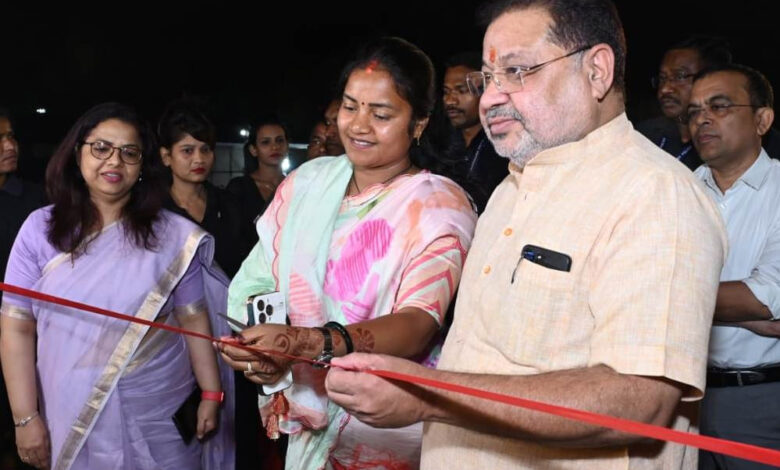 महिला एवं बाल विकास मंत्री श्रीमती लक्ष्मी राजवाड़े ने स्टॉलों का किया अवलोकन महिला एवं बाल विकास मंत्री श्रीमती लक्ष्मी राजवाड़े ने स्टॉलों का किया अवलोकन