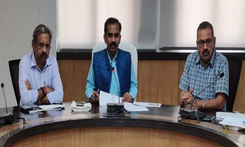 रायपुर : ई – रिक्शा एवं ऑटो के कारण उत्पन्न यातायात समस्याओं एवं उनके समाधान पर परिवहन सचिव ने ली वर्चुअल बैठक रायपुर : ई – रिक्शा एवं ऑटो के कारण उत्पन्न यातायात समस्याओं एवं उनके समाधान पर परिवहन सचिव ने ली वर्चुअल बैठक