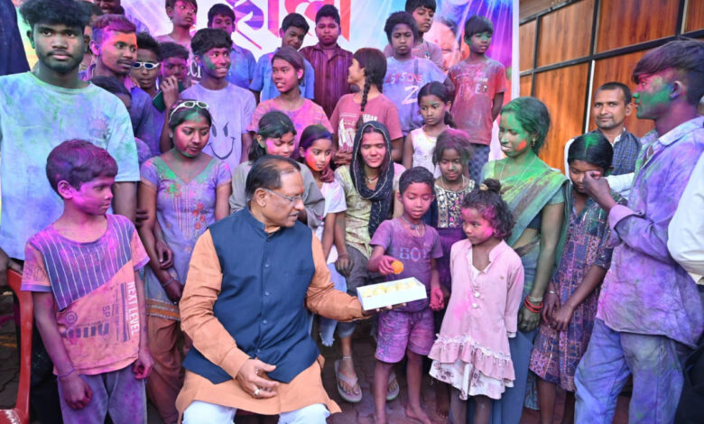 CG News: मुख्यमंत्री विष्णुदेव साय ने बगिया में बच्चों संग मनाई रंगों की होली… CG News: मुख्यमंत्री विष्णुदेव साय ने बगिया में बच्चों संग मनाई रंगों की होली…