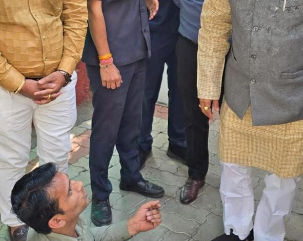 MP Mews: मुख्यमंत्री डॉ. यादव ने दिव्यांग जन को देख उज्जैन में रुकवाया काफिला, दिव्यांगजन से चर्चा कर, दिया मदद का आश्वासन… MP Mews: मुख्यमंत्री डॉ. यादव ने दिव्यांग जन को देख उज्जैन में रुकवाया काफिला, दिव्यांगजन से चर्चा कर, दिया मदद का आश्वासन…