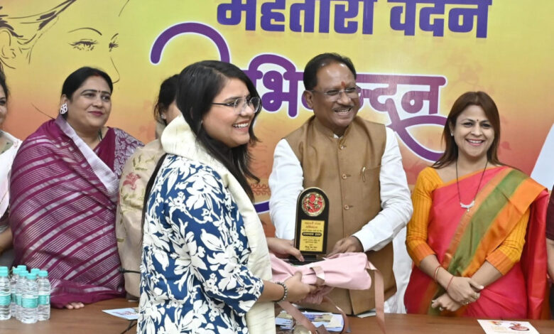 अंतर्राष्ट्रीय महिला दिवस पर ‘महतारी वंदन अभिनंदन’ का भव्य आयोजन: मुख्यमंत्री विष्णु देव साय ने महिला पत्रकारों को किया सम्मानि… अंतर्राष्ट्रीय महिला दिवस पर ‘महतारी वंदन अभिनंदन’ का भव्य आयोजन: मुख्यमंत्री विष्णु देव साय ने महिला पत्रकारों को किया सम्मानि…