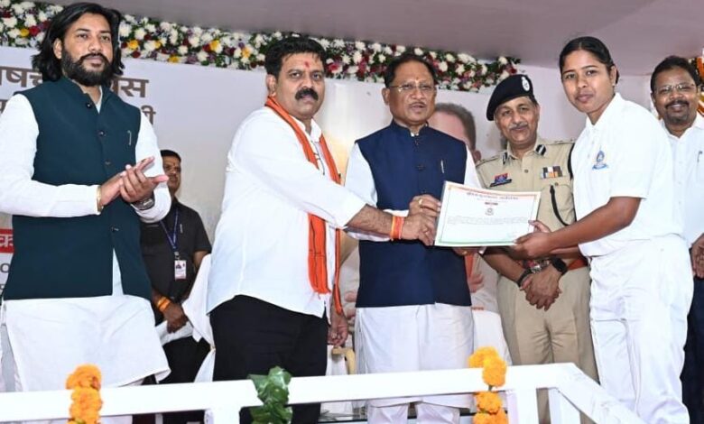मुख्यमंत्री साय ने उप निरीक्षक संवर्ग में चयनित अभ्यर्थियों को प्रदान किया नियुक्ति पत्र,कहा- पुलिस केवल कानून-व्यवस्था का नहीं, बल्कि जनता के विश्वास और सुरक्षा प्रतीक.. मुख्यमंत्री साय ने उप निरीक्षक संवर्ग में चयनित अभ्यर्थियों को प्रदान किया नियुक्ति पत्र,कहा- पुलिस केवल कानून-व्यवस्था का नहीं, बल्कि जनता के विश्वास और सुरक्षा प्रतीक..