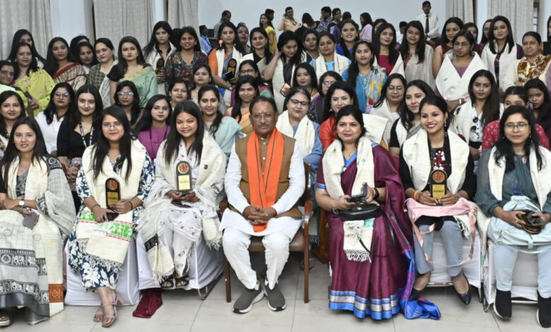 मुख्यमंत्री विष्णु देव साय ने महिला पत्रकारों का किया सम्मान: महिला पत्रकारों ने साझा किए अपने अनुभव और चुनौतियाँ… मुख्यमंत्री विष्णु देव साय ने महिला पत्रकारों का किया सम्मान: महिला पत्रकारों ने साझा किए अपने अनुभव और चुनौतियाँ…