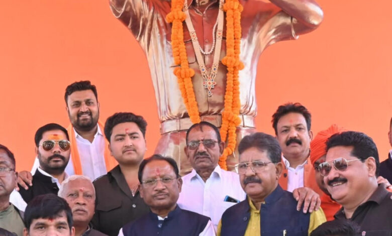 मुख्यमंत्री श्री विष्णु देव साय ने कुनकुरी में स्व. कुमार दिलीप सिंह जूदेव की प्रतिमा पर माल्यार्पण कर किया नमन… मुख्यमंत्री श्री विष्णु देव साय ने कुनकुरी में स्व. कुमार दिलीप सिंह जूदेव की प्रतिमा पर माल्यार्पण कर किया नमन…
