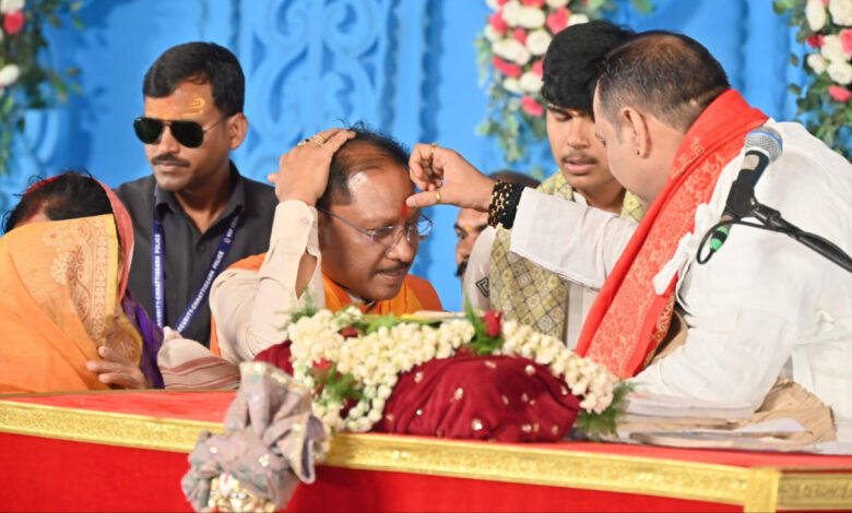 मुख्यमंत्री साय ने परिवार सहित शिव महापुराण कथा में लिया भाग: पंडित प्रदीप मिश्रा जी को पुष्पमाला पहनाकर किया अभिनंदन, कहा- हम सबका सौभाग्य है कि… मुख्यमंत्री साय ने परिवार सहित शिव महापुराण कथा में लिया भाग: पंडित प्रदीप मिश्रा जी को पुष्पमाला पहनाकर किया अभिनंदन, कहा- हम सबका सौभाग्य है कि…