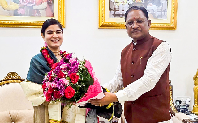 मुख्यमंत्री विष्णु देव साय से प्रसिद्ध कथावाचक देवी चित्रलेखा की सौजन्य भेंट, चित्रलेखा ने की CM विष्णुदेव साय के कार्यों की तारीफ… मुख्यमंत्री विष्णु देव साय से प्रसिद्ध कथावाचक देवी चित्रलेखा की सौजन्य भेंट, चित्रलेखा ने की CM विष्णुदेव साय के कार्यों की तारीफ…