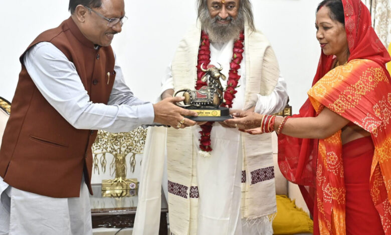 मुख्यमंत्री विष्णुदेव साय से आध्यात्मिक गुरु एवं द आर्ट ऑफ लिविंग के संस्थापक श्री श्री रविशंकर ने की सौजन्य मुलाकात, CM ने गुरु से लिया आशीर्वाद…