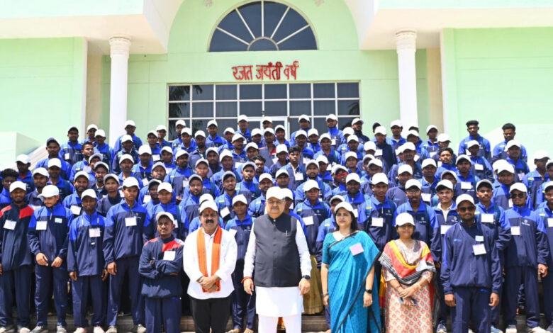 स्वामी विवेकानंद युवा प्रोत्साहन योजना के तहत शैक्षणिक भ्रमण पर पहुंचे युवा: पहली बार देखा रेलवे स्टेशन, विधानसभा कार्यवाही देखकर हुए उत्साहित…