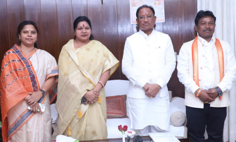 CG News: मुख्यमंत्री विष्णुदेव साय से राज्य के सांसदों ने की सौजन्य मुलाकात, सीएम ने सांसदों से अपने-अपने संसदीय क्षेत्रों में विकास योजनाओं की प्रगति और आवश्यकताओं पर फीडबैक लिया… CG News: मुख्यमंत्री विष्णुदेव साय से राज्य के सांसदों ने की सौजन्य मुलाकात, सीएम ने सांसदों से अपने-अपने संसदीय क्षेत्रों में विकास योजनाओं की प्रगति और आवश्यकताओं पर फीडबैक लिया…