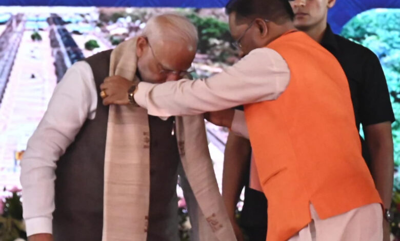 छत्तीसगढ़ की बुनाई, संस्कृति और जीवंत परंपराओं का प्रतीक – प्रधानमंत्री नरेंद्र मोदी को भेंट किया गया कोसा सिल्क से बना हस्तनिर्मित शॉल… छत्तीसगढ़ की बुनाई, संस्कृति और जीवंत परंपराओं का प्रतीक – प्रधानमंत्री नरेंद्र मोदी को भेंट किया गया कोसा सिल्क से बना हस्तनिर्मित शॉल…