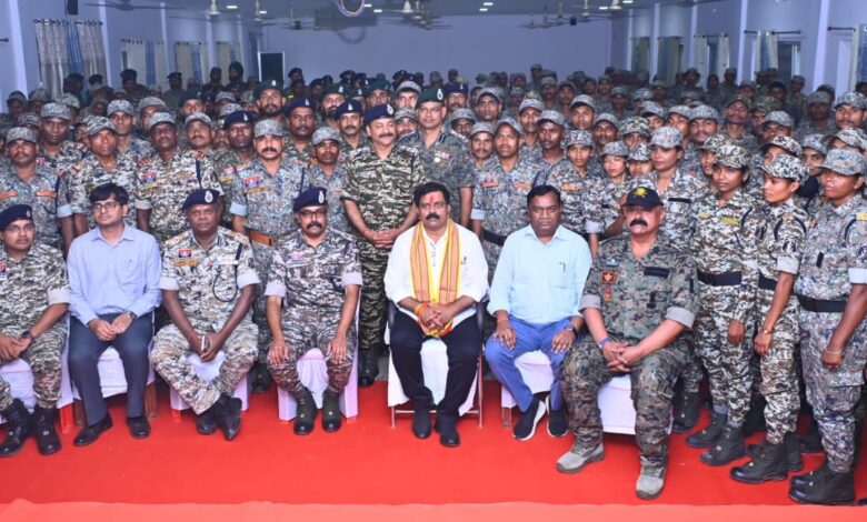 CG News: माओवादियों से लोहा लेने वाले जांबाज जवानों से रूबरू हुए उपमुख्यमंत्री विजय शर्मा, जवानों के साहस को सराहा और उनका हौसला बढ़ाया… CG News: माओवादियों से लोहा लेने वाले जांबाज जवानों से रूबरू हुए उपमुख्यमंत्री विजय शर्मा, जवानों के साहस को सराहा और उनका हौसला बढ़ाया…