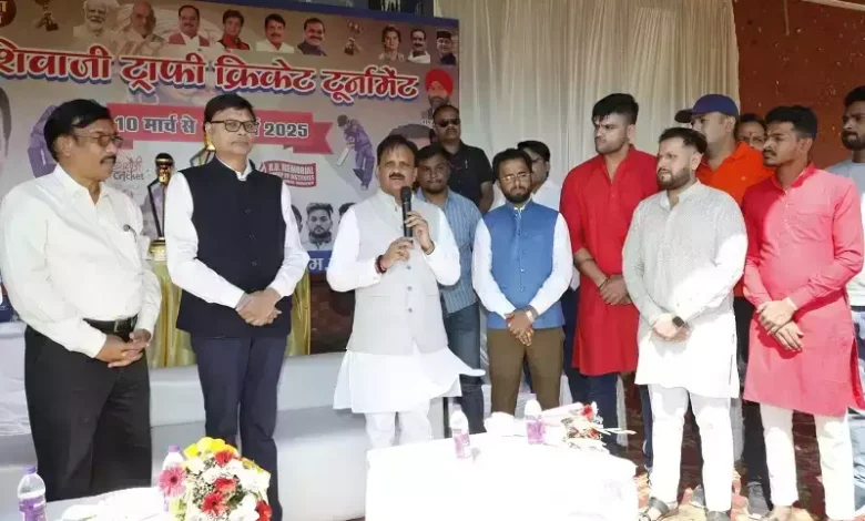 खेल न केवल शारीरिक और मानसिक स्वास्थ्य को मजबूत करता है, बल्कि टीम भावना, अनुशासन और नेतृत्व कौशल को भी विकसित करता है: उप मुख्यमंत्री राजेन्द्र शुक्ल… खेल न केवल शारीरिक और मानसिक स्वास्थ्य को मजबूत करता है, बल्कि टीम भावना, अनुशासन और नेतृत्व कौशल को भी विकसित करता है: उप मुख्यमंत्री राजेन्द्र शुक्ल…