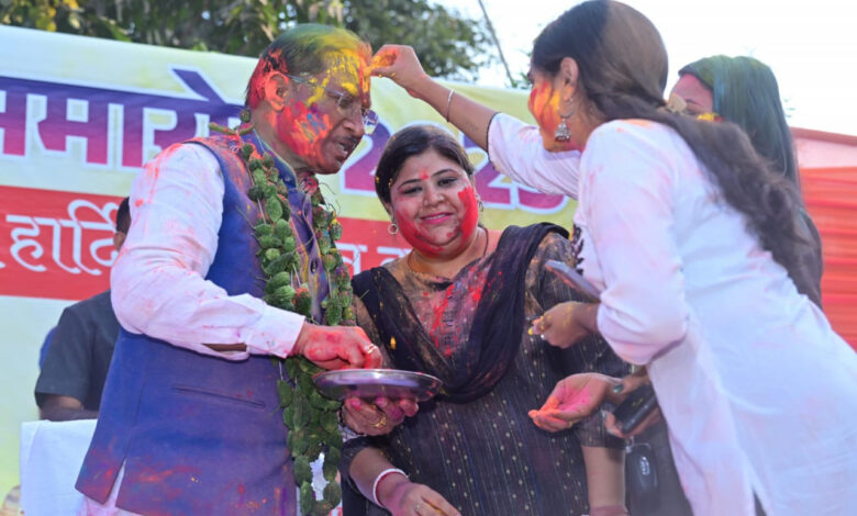 प्रेस क्लब के होली मिलन समारोह में मुख्यमंत्री विष्णु देव साय हुए शामिल, कहा- होली केवल रंगों का त्योहार नहीं, बल्कि आपसी प्रेम, सद्भाव और भाईचारे को मजबूत करने का अवसर है… प्रेस क्लब के होली मिलन समारोह में मुख्यमंत्री विष्णु देव साय हुए शामिल, कहा- होली केवल रंगों का त्योहार नहीं, बल्कि आपसी प्रेम, सद्भाव और भाईचारे को मजबूत करने का अवसर है…