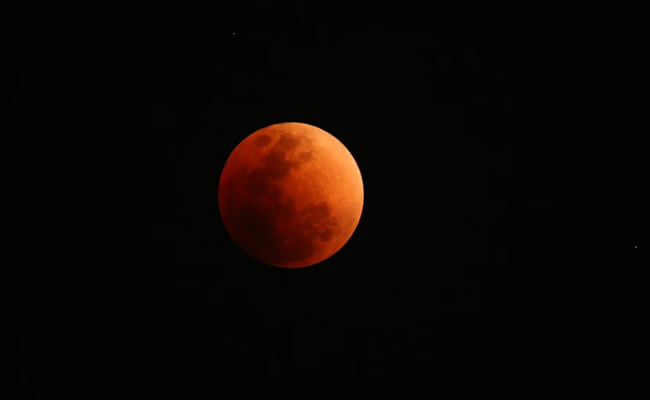 होली पर लगेगा चंद्र ग्रहण, जानें कब शुरू होगा सूतक काल? होली पर लगेगा चंद्र ग्रहण, जानें कब शुरू होगा सूतक काल?