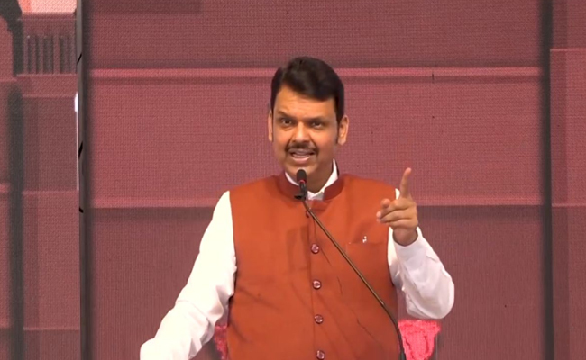 महिमा मंडन किया तो कुचलकर रख देंगे…, सीएम फडणवीस का औरंगजेब की कब्र को लेकर बड़ा बयान महिमा मंडन किया तो कुचलकर रख देंगे…, सीएम फडणवीस का औरंगजेब की कब्र को लेकर बड़ा बयान