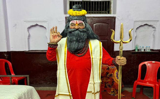 इंदौर में प्रसिद्ध बजरबट्टू सम्मेलन…, महामंडलेश्वर के रूप में नजर आए मंत्री श्री विजयवर्गीय जी इंदौर में प्रसिद्ध बजरबट्टू सम्मेलन…, महामंडलेश्वर के रूप में नजर आए मंत्री श्री विजयवर्गीय जी