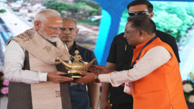 छत्तीसगढ़ की सांस्कृतिक पहचान और महिला सशक्तिकरण का प्रतीक भेंट : मुख्यमंत्री श्री विष्णुदेव साय ने प्रधानमंत्री श्री नरेंद्र मोदी को भेंट किया बिलासा देवी केवट का मोमेंटो