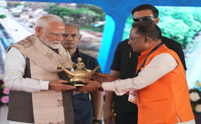 छत्तीसगढ़ की सांस्कृतिक पहचान और महिला सशक्तिकरण का प्रतीक भेंट : मुख्यमंत्री श्री विष्णुदेव साय ने प्रधानमंत्री श्री नरेंद्र मोदी को भेंट किया बिलासा देवी केवट का मोमेंटो छत्तीसगढ़ की सांस्कृतिक पहचान और महिला सशक्तिकरण का प्रतीक भेंट : मुख्यमंत्री श्री विष्णुदेव साय ने प्रधानमंत्री श्री नरेंद्र मोदी को भेंट किया बिलासा देवी केवट का मोमेंटो