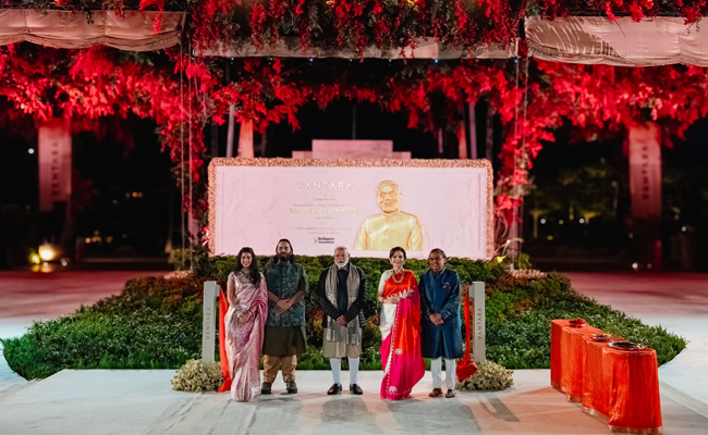 पीएम मोदी ने गुजरात में वन्यजीव बचाव, पुनर्वास एवं संरक्षण केंद्र ‘वनतारा’ का किया उद्घाटन पीएम मोदी ने गुजरात में वन्यजीव बचाव, पुनर्वास एवं संरक्षण केंद्र ‘वनतारा’ का किया उद्घाटन