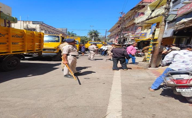 राजवाड़ा क्षेत्र में चलायी गई अतिक्रमण हटाओ मुहिम – हजारों रुपये का किया गया चालान राजवाड़ा क्षेत्र में चलायी गई अतिक्रमण हटाओ मुहिम – हजारों रुपये का किया गया चालान